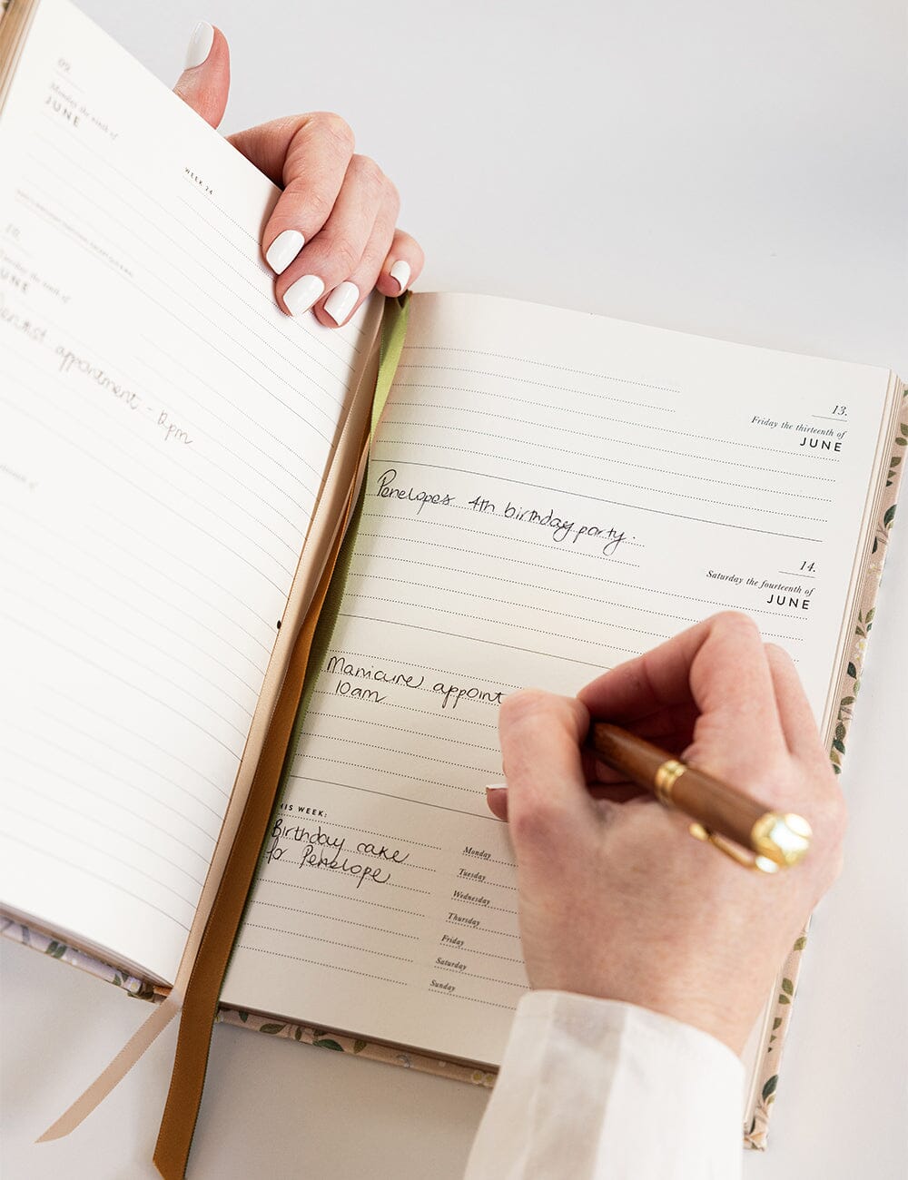 2025 Desktop Linen Bound Planner - White Blossoms – SohoGirl