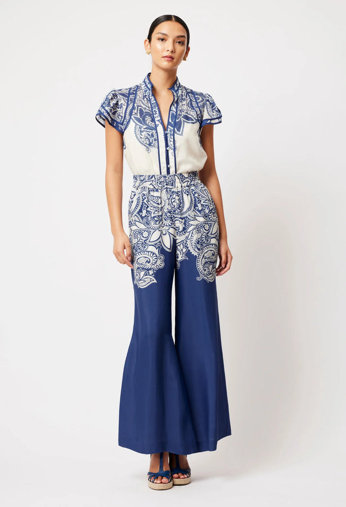 
            
                Load image into Gallery viewer, Panama Cotton Silk Binding Detail Flutter Sleeve Top -Bone Paisley
            
        