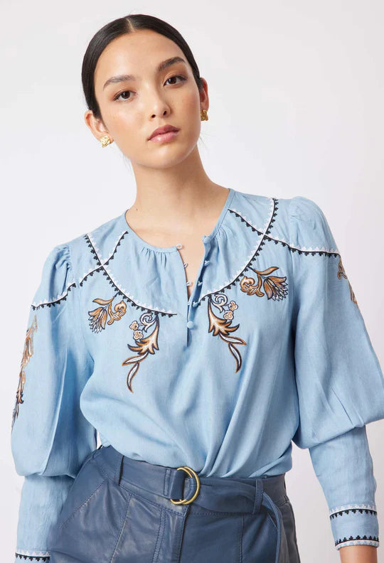 GETTY EMBROIDERED TOP IN CHAMBRAY