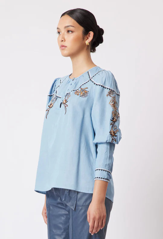 GETTY EMBROIDERED TOP IN CHAMBRAY